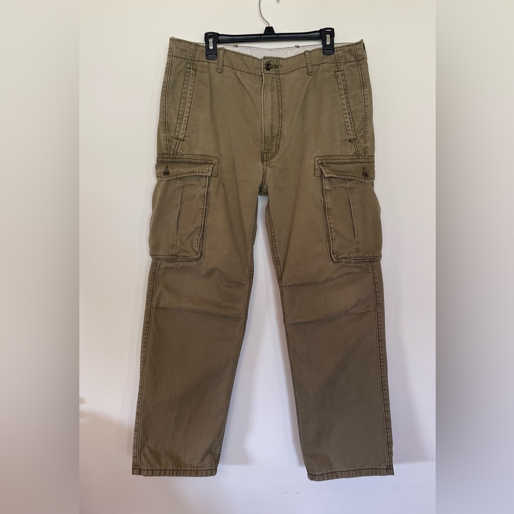 Levi's Cargo pants olive army green 36x32 100% cotton pockets reinforced bottom